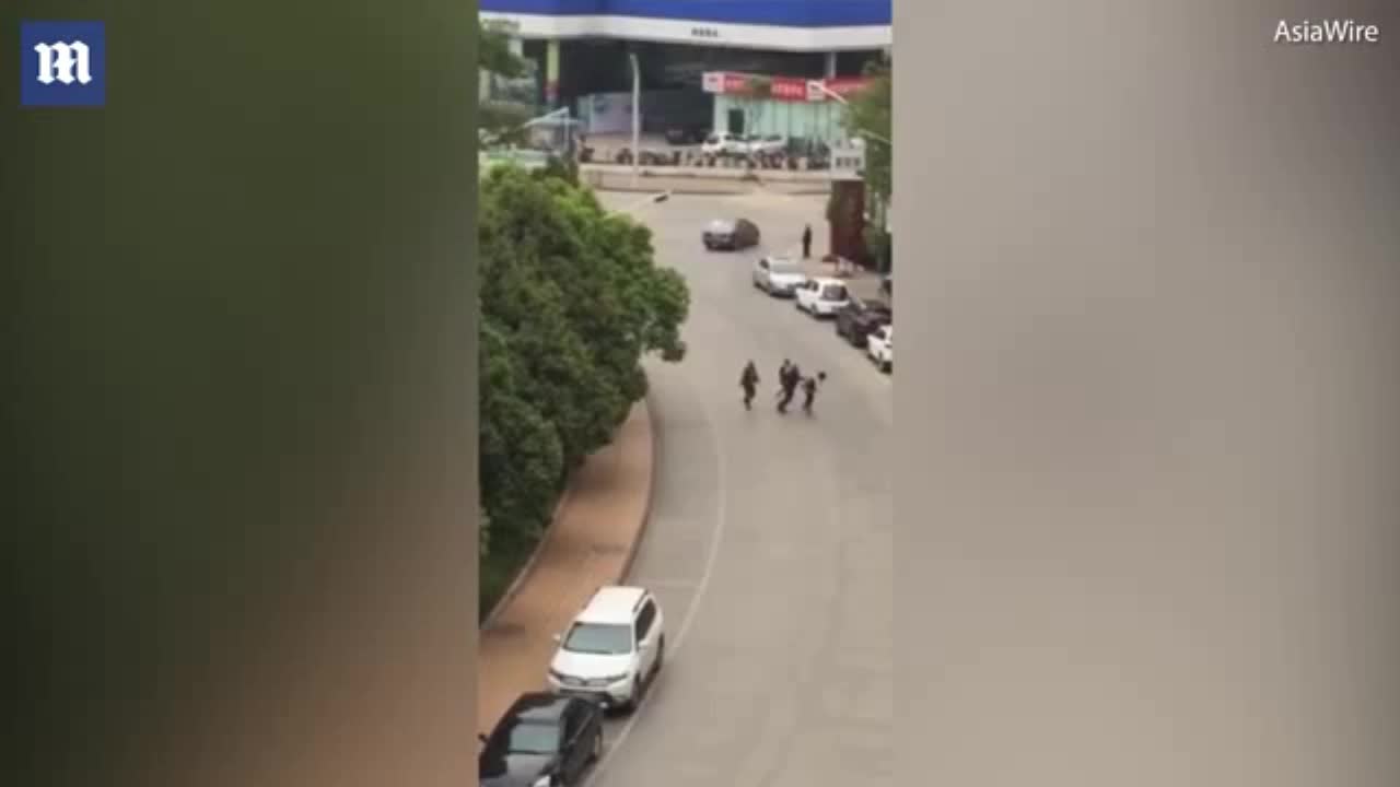 Video - Clip: Người phụ nữ trông xe bị nhóm côn đồ hành hung ngay giữa đường