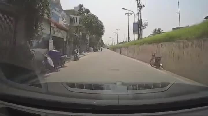 Video - Clip: Phanh gấp trượt ngã trước đầu ô tô, nam sinh thoát chết khó tin