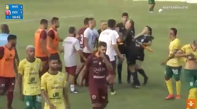 Video - Clip: Huấn luyện viên nổi điên, tấn công nữ trọng tài ngay trên sân