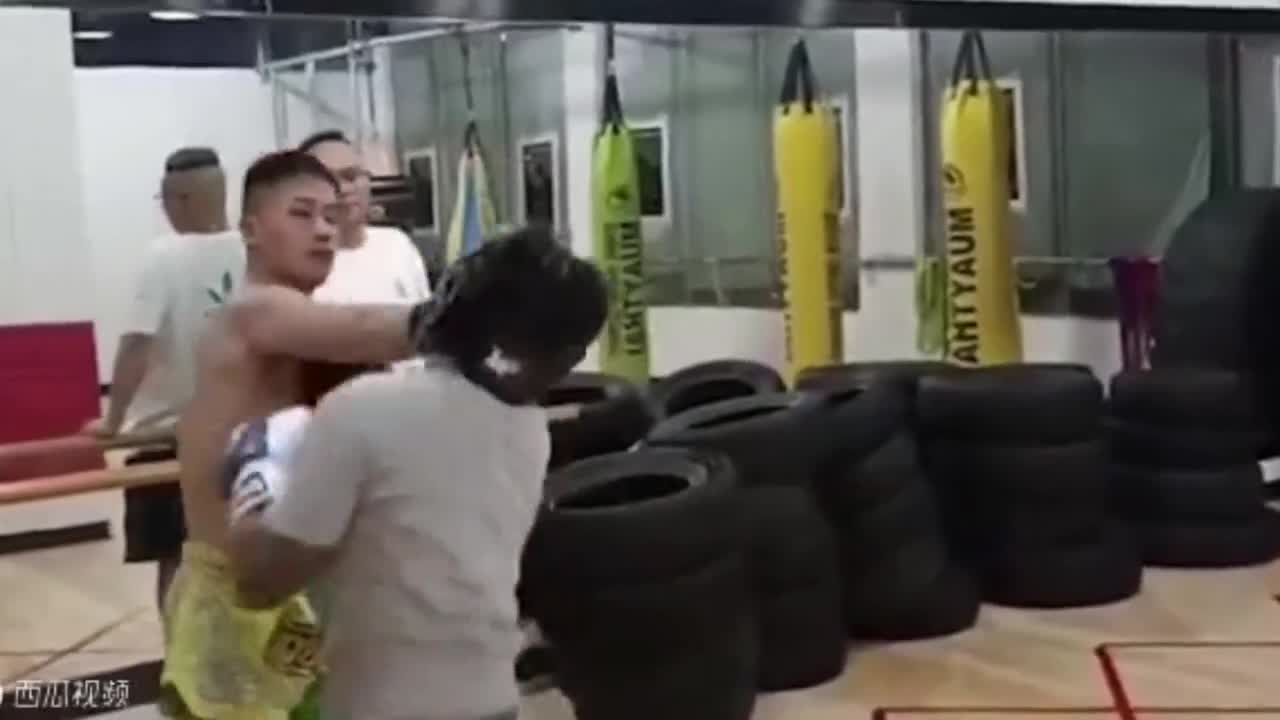 Video - Clip: Dại dột thách đấu võ sĩ Muay Thái, võ sĩ đường phố nhận kết đắng