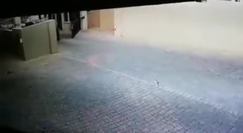 Video - Clip: Mang súng đi cướp ô tô, 2 tên côn đồ bất ngờ bỏ chạy thục mạng