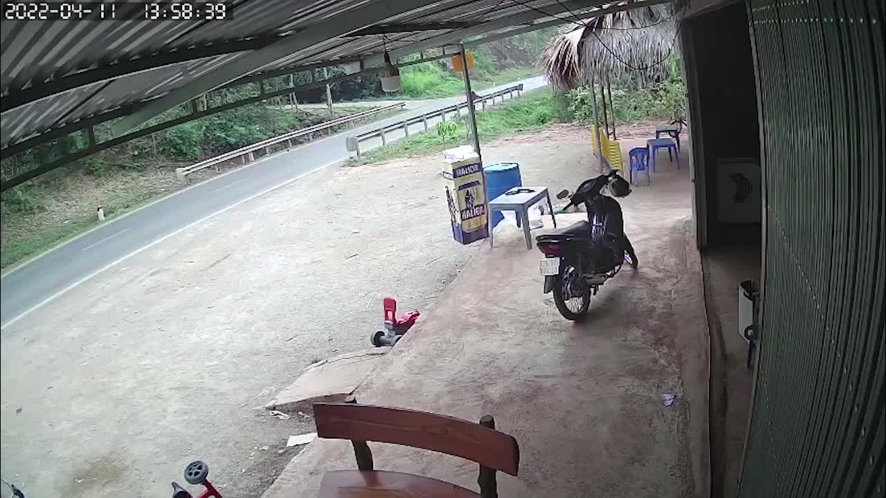 Video - Clip: Kinh hoàng khoảnh khắc ô tô tông trực diện xe tải ở Sơn La