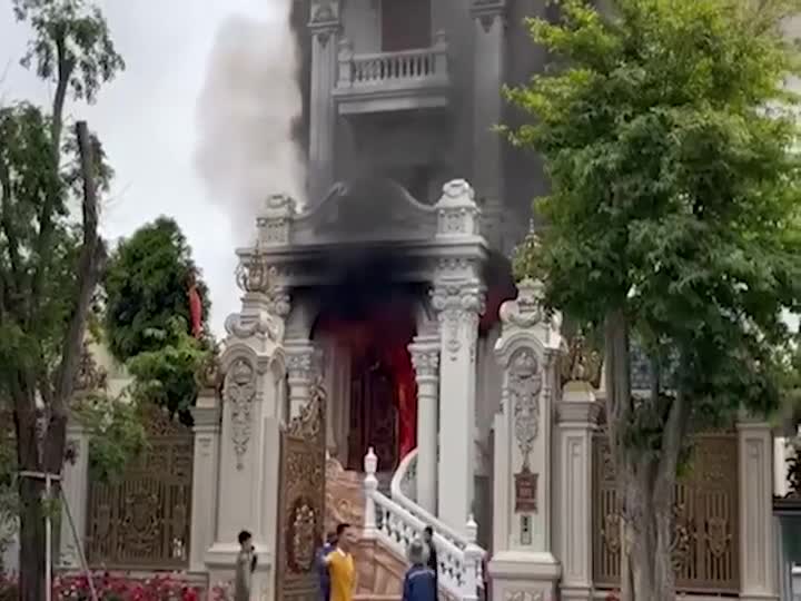 Video - Clip: Cận cảnh 'lâu đài' bốc cháy ngùn ngụt ở Quảng Ninh