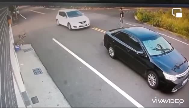Video - Clip: Bị đập nát xe, tài xế rồ ga điên cuồng trả thù nam thanh niên