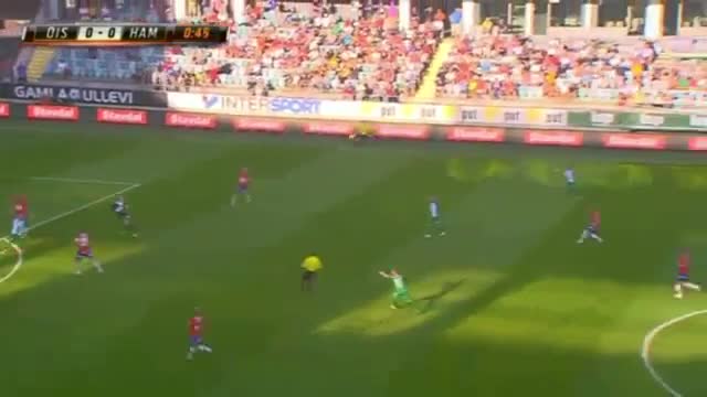 Video - Clip: Lao ra ngoài vòng cấm phá bóng, thủ môn bị đuổi sau 44 giây