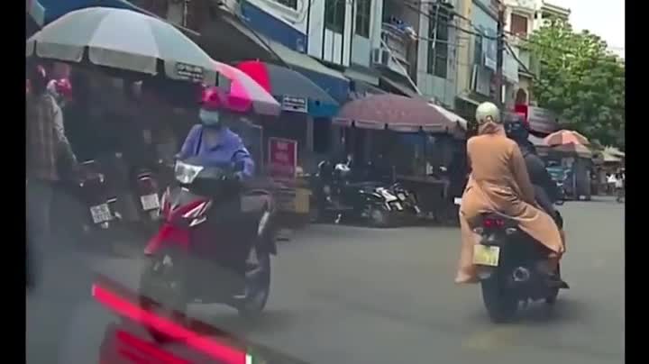 Video - Clip: Áo chống nắng cuốn vào bánh xe, cô gái bị kéo ngã xuống đường