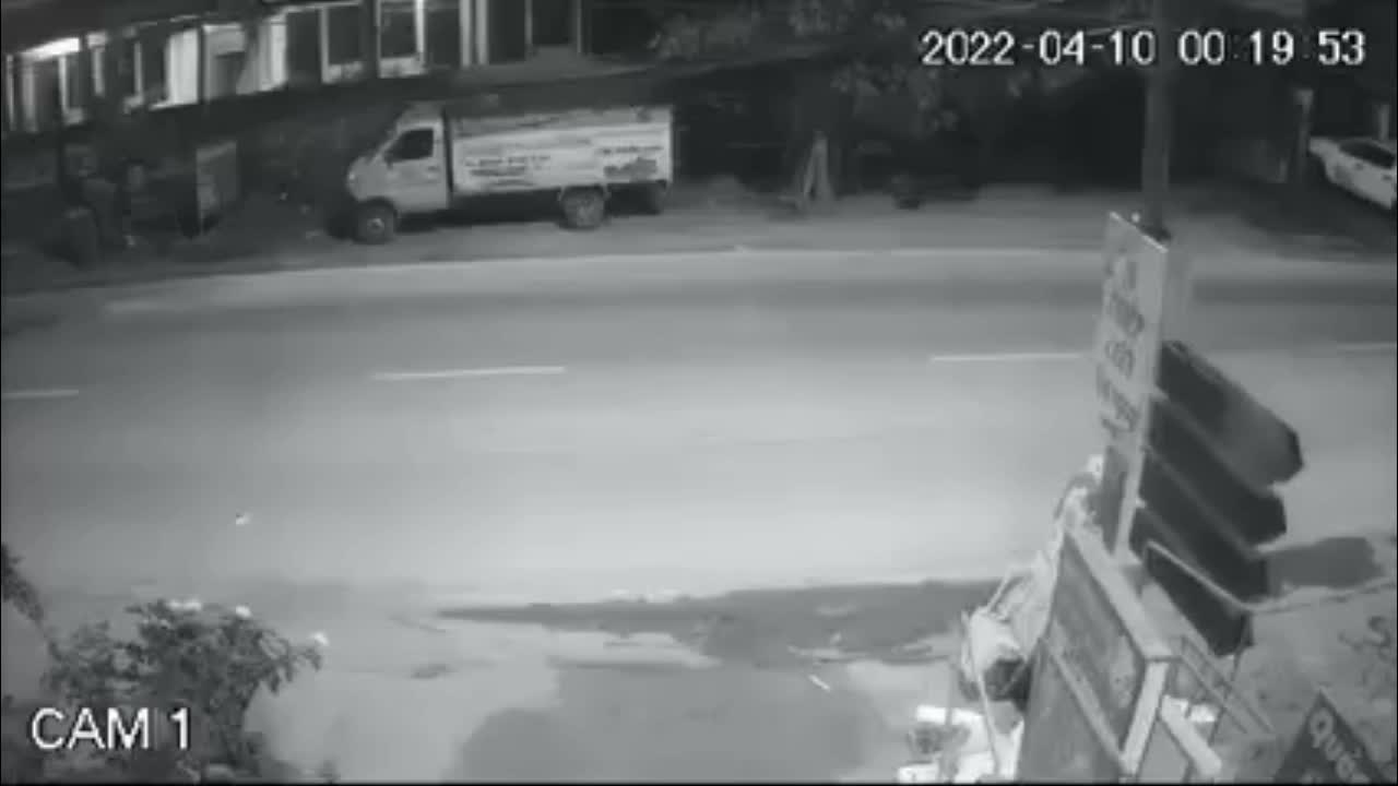 Video - Clip: Kinh hoàng khoảnh khắc 4 xe máy tông nhau liên hoàn trong đêm
