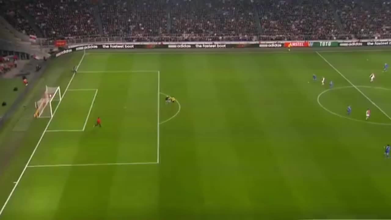 Video - Clip: Tung 'liên hoàn cước' đánh CĐV trên sân, thủ môn nhận kết đắng