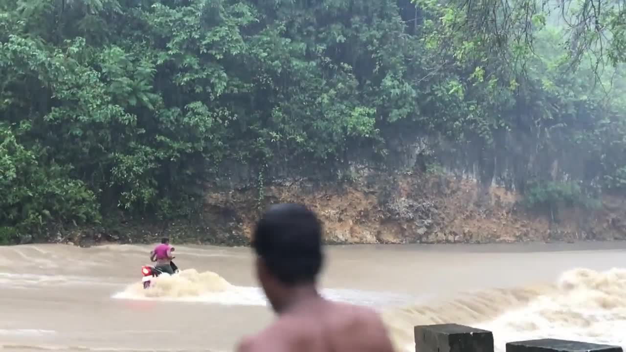 Video - Clip: Cố lao xe máy qua dòng nước lũ, người đàn ông bị cuốn trôi