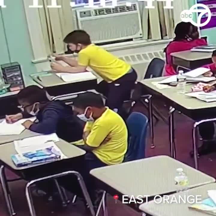 Video - Clip: Cô giáo phản ứng cực nhanh, cứu cậu bé bị hóc nắp chai trong lớp