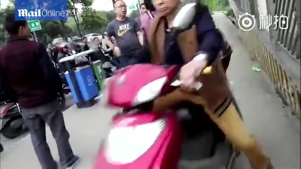 Video - Clip: Bị xịt hơi cay vào mặt, gã đàn ông túm tóc đánh phụ nữ giữa phố