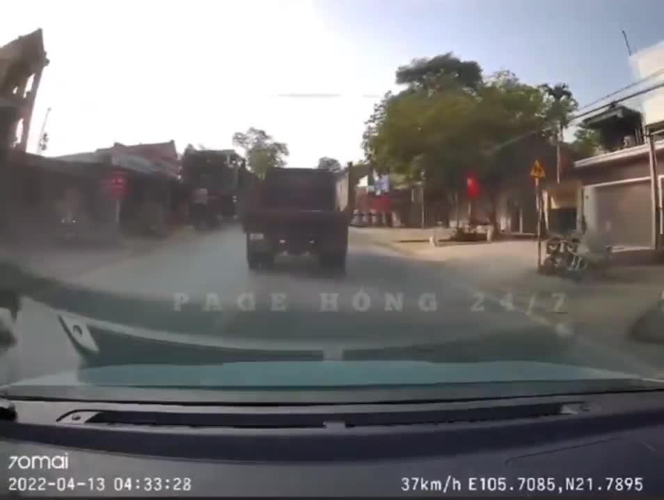 Video - Clip: Nữ tài xế mở cốp, cầm gậy nói chuyện với lái xe tải sau va chạm