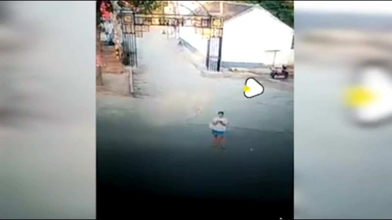 Video - Clip: Mải nhìn điện thoại, cô gái bị ô tô đâm văng xa 20 mét