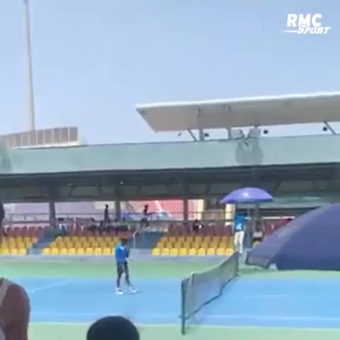 Video - Clip: Thua sốc, tay vợt vờ bắt tay rồi tát 'lật mặt' đối thủ