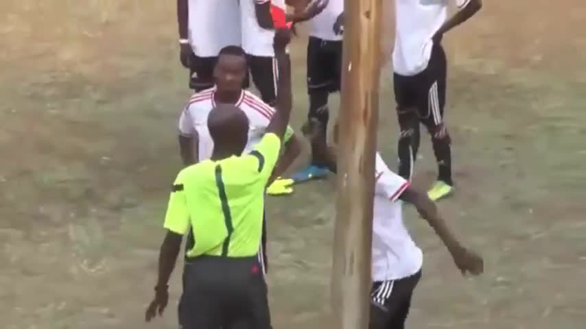 Video - Clip: Bị rút thẻ đỏ, cầu thủ cay cú lao vào đấm trọng tài túi bụi