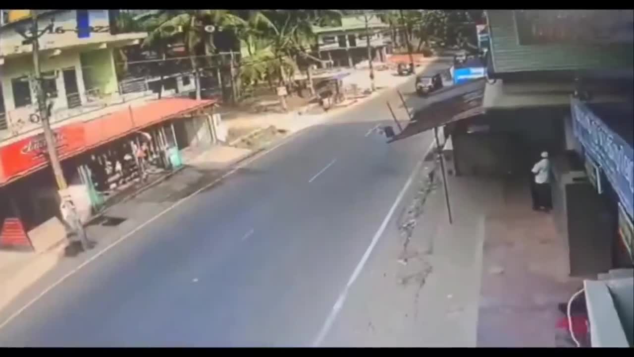 Video - Clip: Cậu bé bất ngờ lao vụt qua đường và màn thoát chết cực khó tin