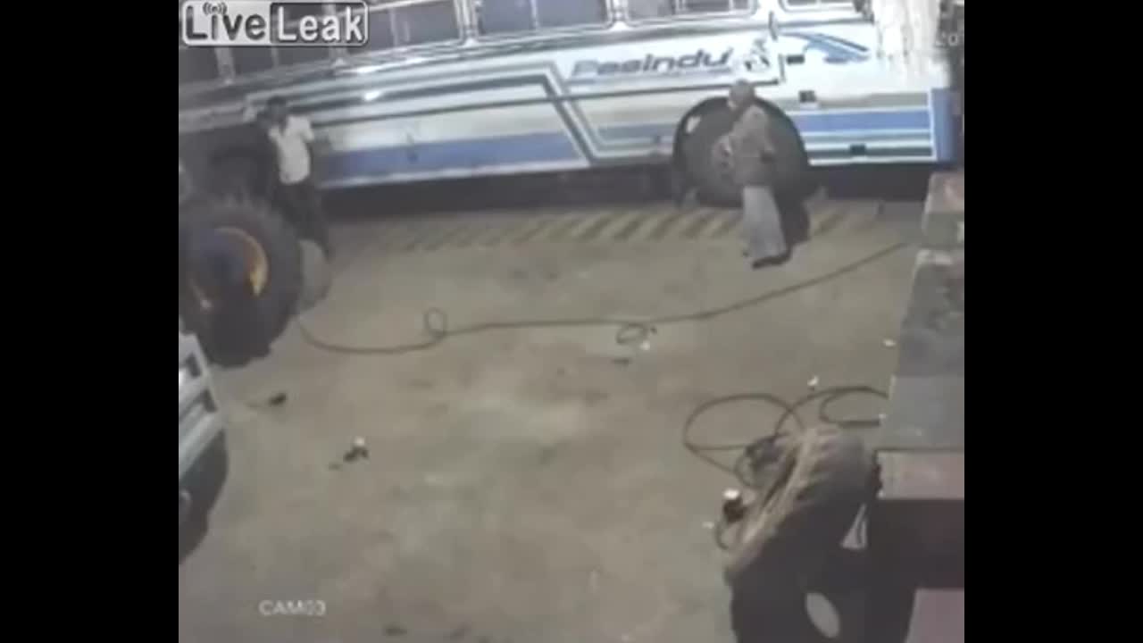 Video - Clip: Lốp ô tô phát nổ kinh hoàng, 'thổi bay' người đàn ông ra xa