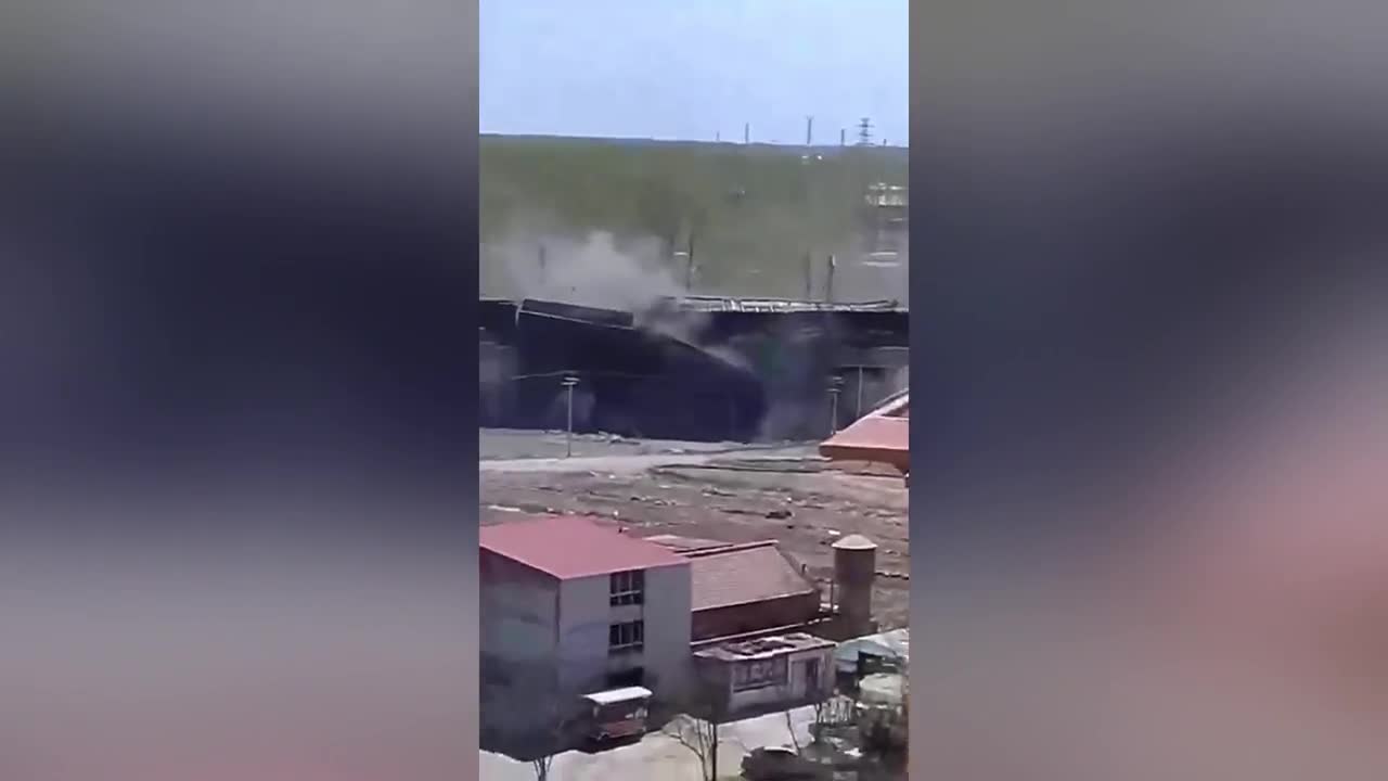 Video - Clip: Tàu chở hàng đâm nhau trên cầu đường sắt, 11 toa rơi xuống dưới