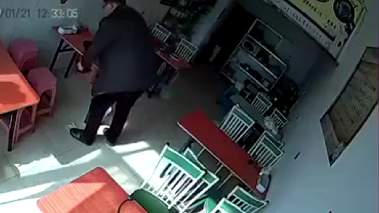 Video - Clip: Trâu 'điên' truy đuổi, húc văng người phụ nữ trong quán ăn