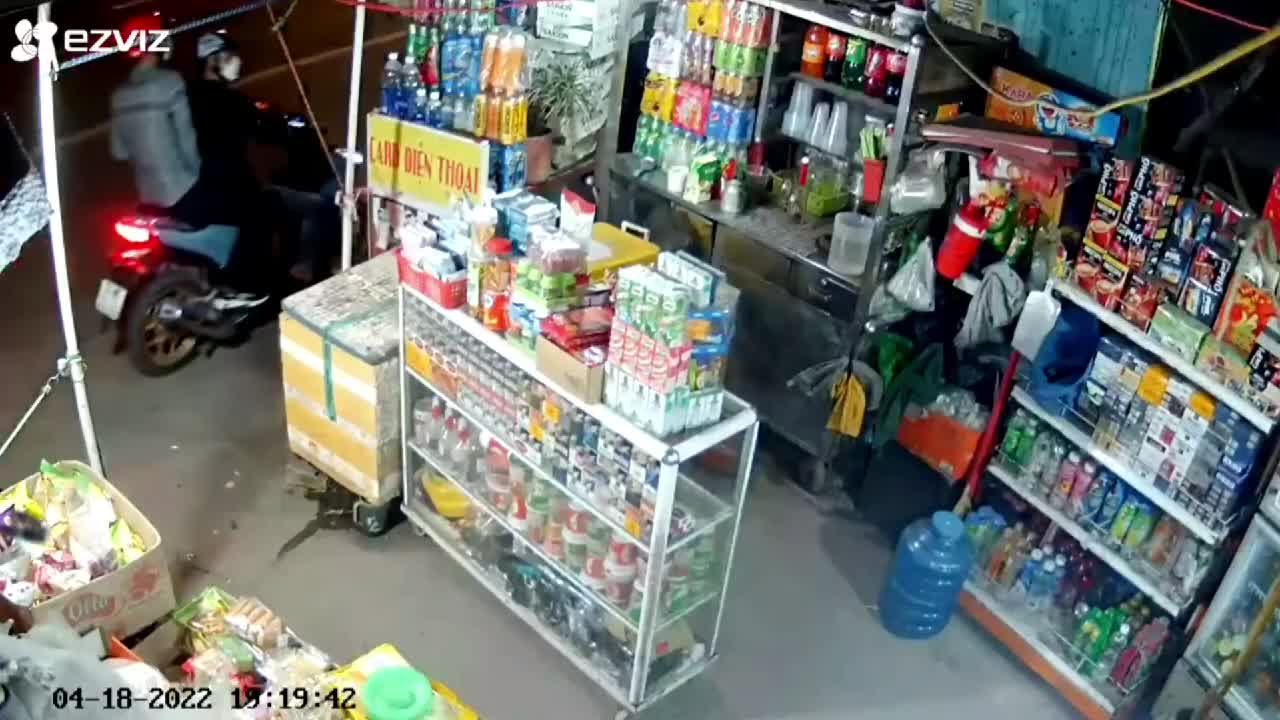 Video - Clip: Vờ mua hàng, cướp táo tợn giật dây chuyền của chủ tiệm tạp hóa