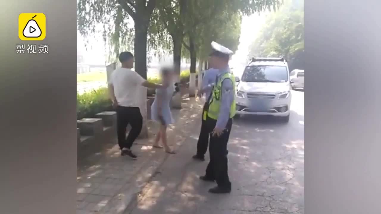 Video - Clip: Người phụ nữ tháo giày, hung hăng tấn công CSGT và cái kết đắng