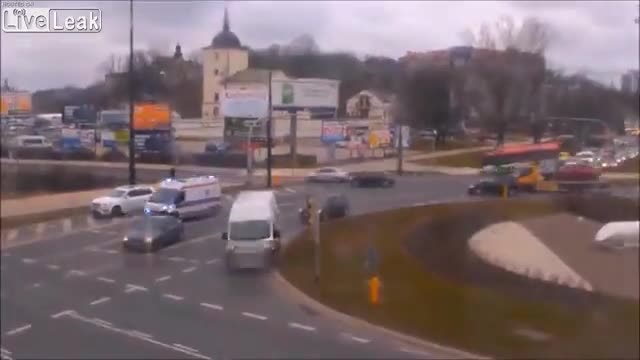 Video - Clip: Vượt đèn đỏ, xe cứu thương bị ô tô tông lật ngay ngã tư