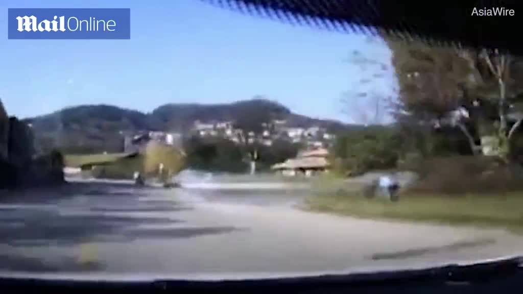 Video - Clip: Chồng say rượu gây tai nạn, vợ văng khỏi ô tô như phim hành động