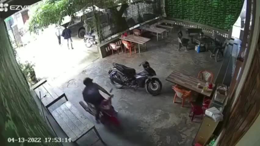 Video - Clip: Phản cảm nhóm người tung cước, đánh người đàn ông gục trước cửa nhà