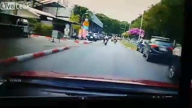 Video - Clip: Lao như bay sang đường ngược chiều, ô tô húc văng 3 xe máy 