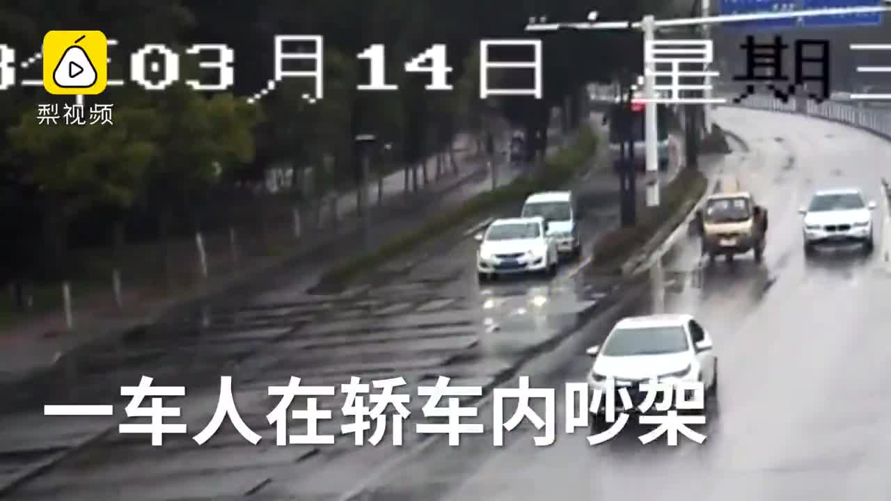 Video - Clip: Lao sang đường như 'tự sát', người phụ nữ bị xe buýt tông trúng