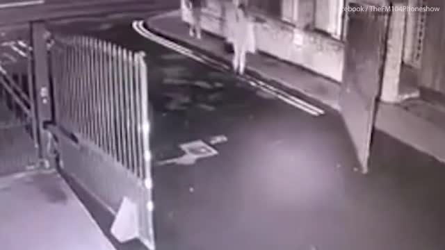 Video - Clip: Bị cướp túi xách, người phụ nữ bình tĩnh 'phản đòn' và cái kết