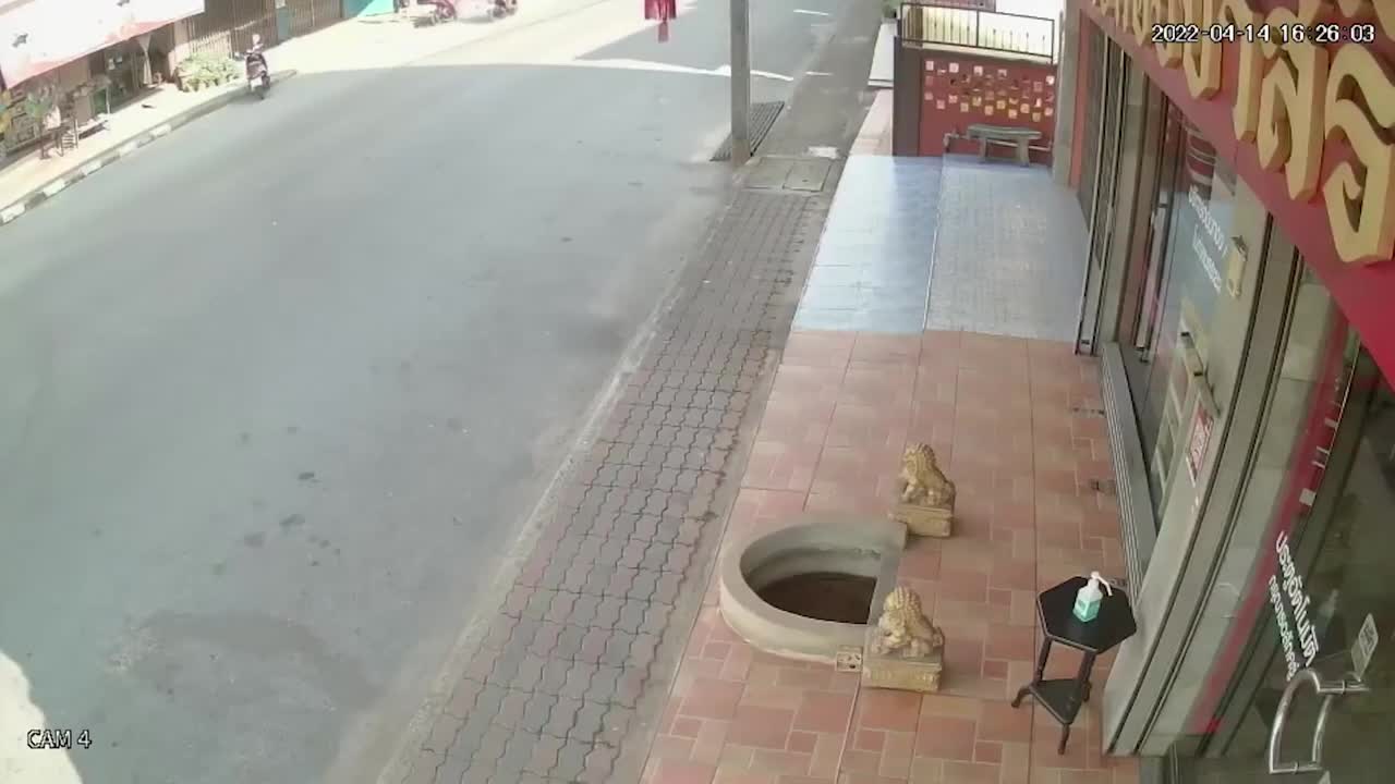 Video - Clip: Nhấn nhầm chân ga, nữ tài xế đâm nát cửa kính tiệm vàng