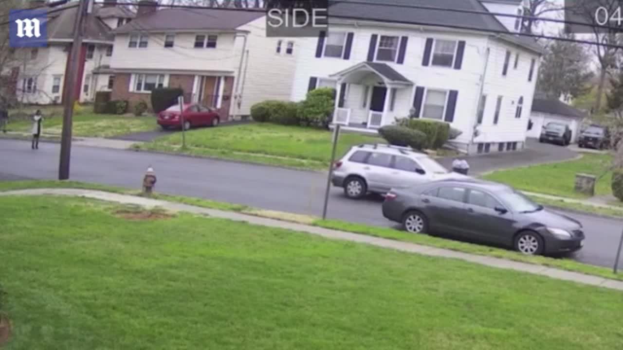 Video - Clip: Phẫn nộ cảnh tài xế điên cuồng lái xe 'truy sát' cô gái trên phố