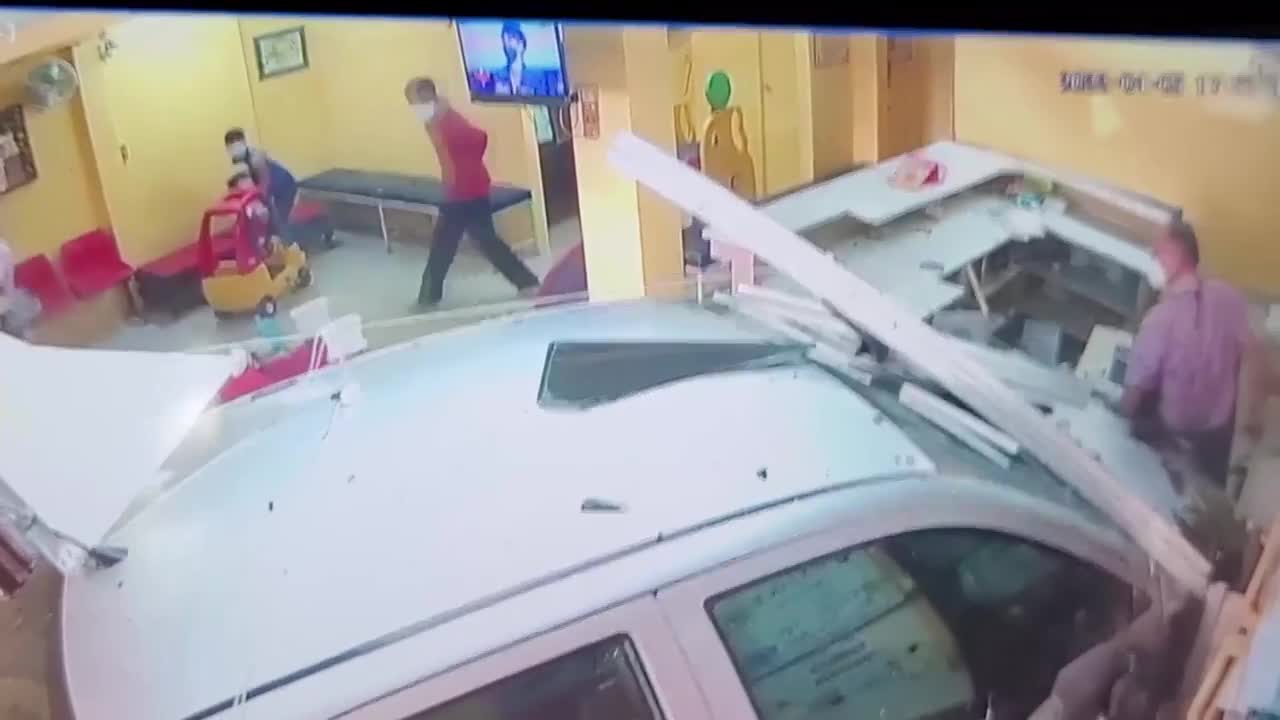 Video - Clip: Nhầm chân ga, cụ bà 73 tuổi lao thẳng ô tô vào phòng khám nhi