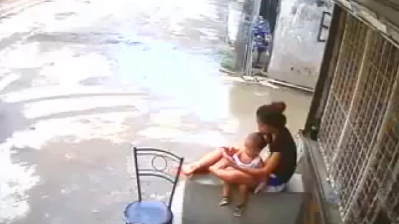 Video - Clip: Cướp giật điện thoại trên tay người mẹ khiến em bé ngã xuống đất
