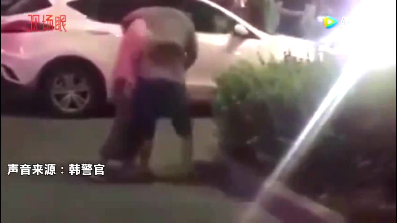 Video - Clip: Đánh vợ giữa phố, gã đàn ông bị đám đông dạy cho bài học nhớ đời