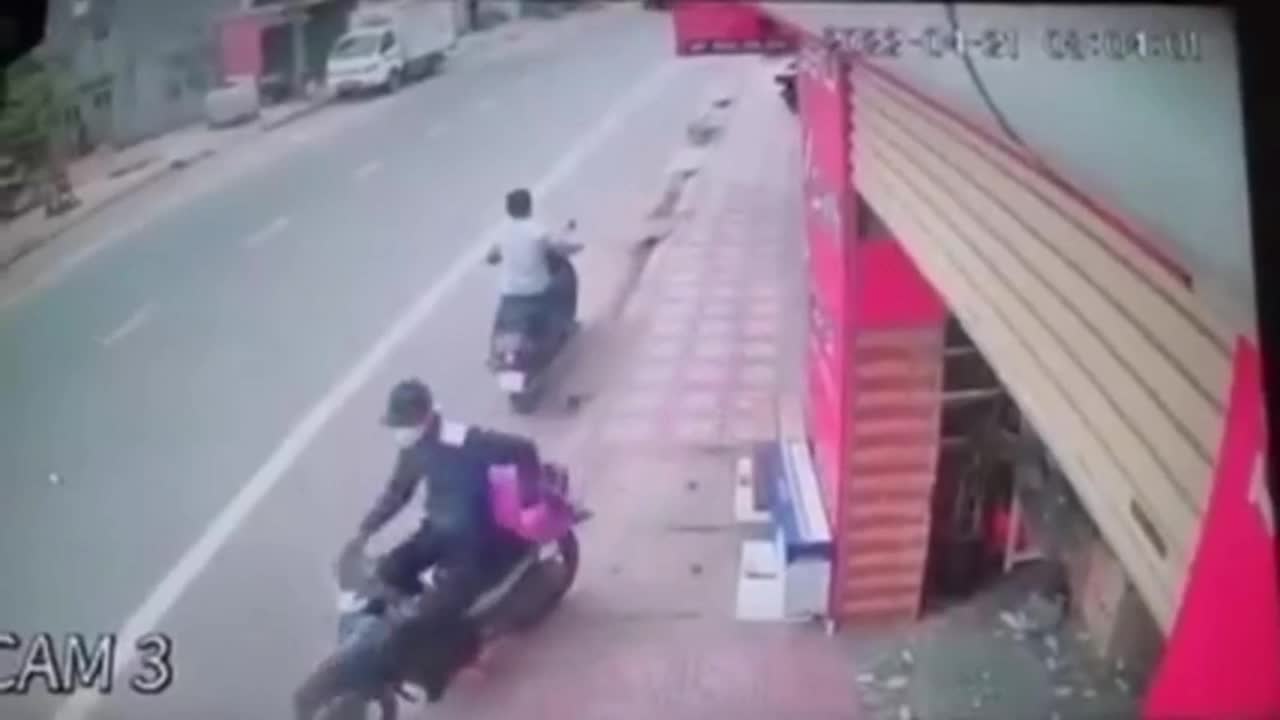 Video - Clip: Sang đường kiểu 'tự sát', người đàn ông bị xe tải tông trúng