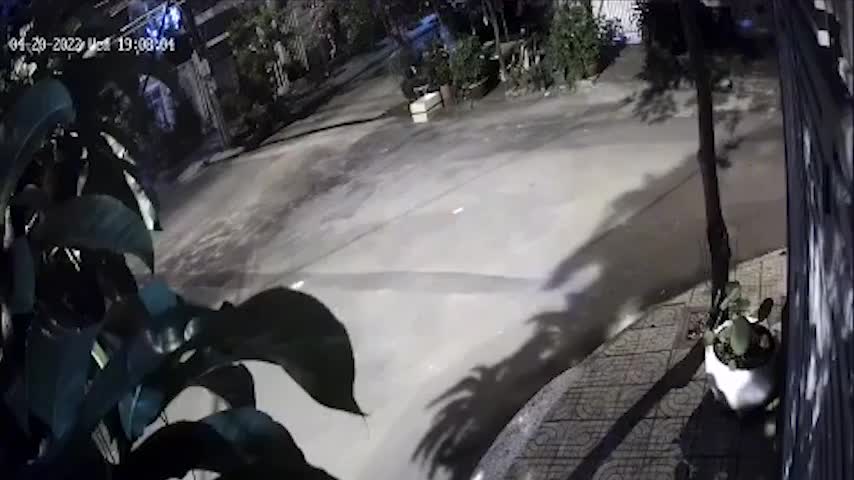 Video - Clip: Bị cướp giật túi xách, người phụ nữ ngã đập mặt xuống đường