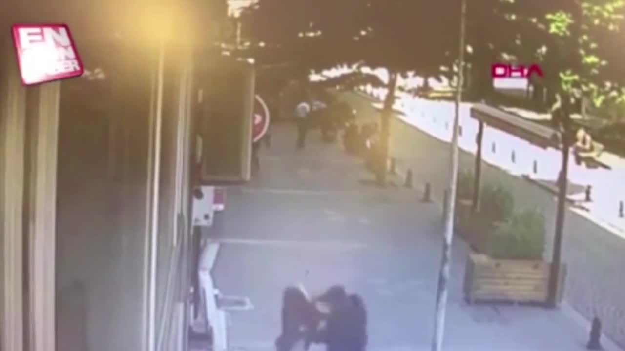 Video - Clip: Hành hung vợ cũ giữa phố, gã đàn ông bị dân 'tung cước' hạ gục