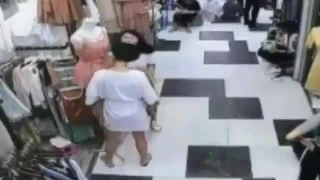 Video - Clip: Giành chỗ bán hàng, 2 gái xinh lao vào đánh nhau túi bụi