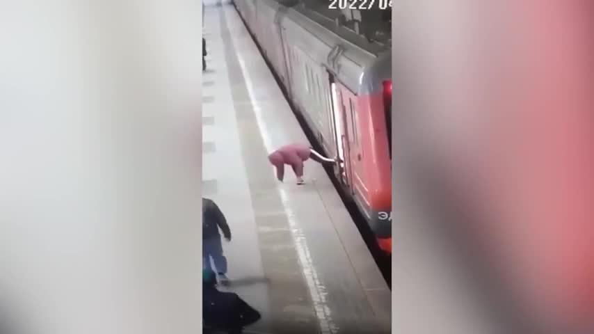 Video - Clip: Kẹt chân vào cửa, cô gái bị đoàn tàu kéo lê trên sân ga