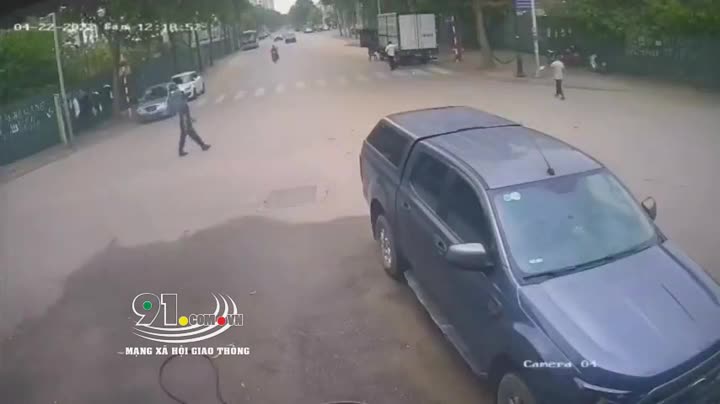 Video - Clip: Lao vào đuôi xe bán tải, ô tô biến dạng sau cú tông kinh hoàng