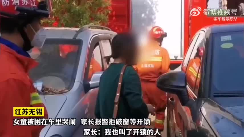 Video - Clip: Con gái mắc kẹt trong ô tô, bố mẹ có hành động gây phẫn nộ