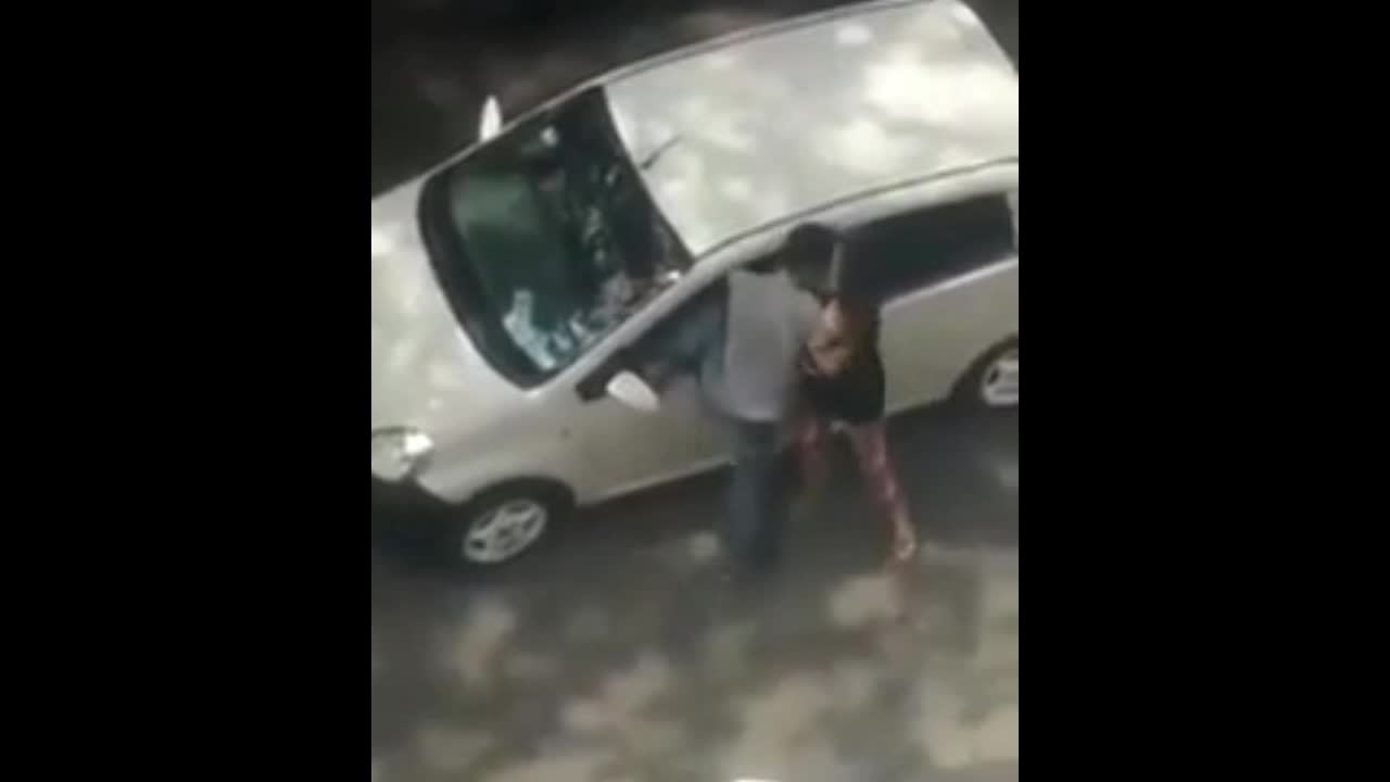 Video - Clip: Xin tiền mua bỉm cho con, người vợ bị chồng đánh giữa phố
