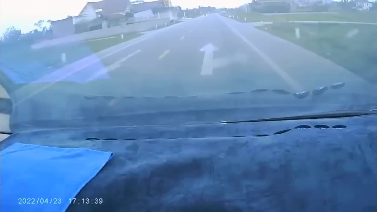 Video - Clip: Kinh hoàng cảnh ô tô tông trúng 4 người rồi lao xuống ruộng