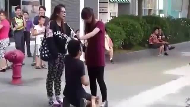 Video - Clip: Túm tóc tát bạn trai giữa phố, cô gái nhận ngay kết đắng
