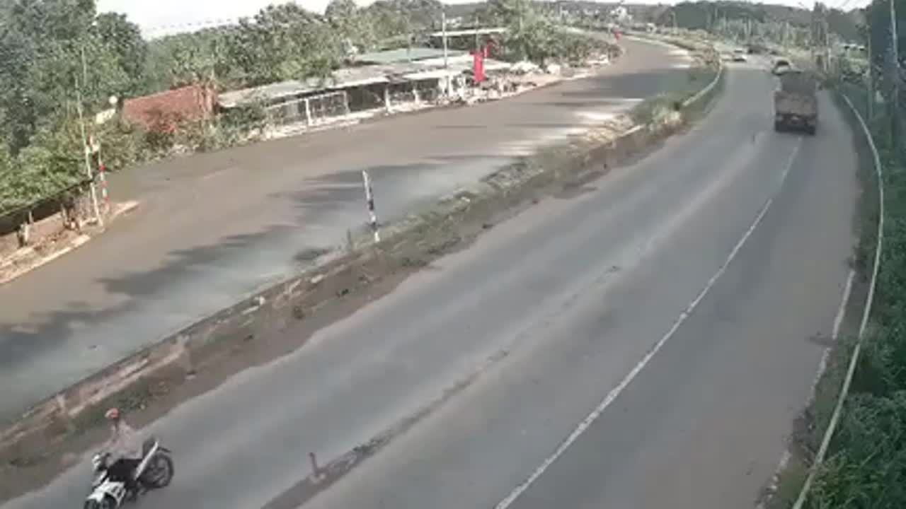 Video - Clip: Xe 3 gác tông trực diện xe tải, người đàn ông văng xuống đường