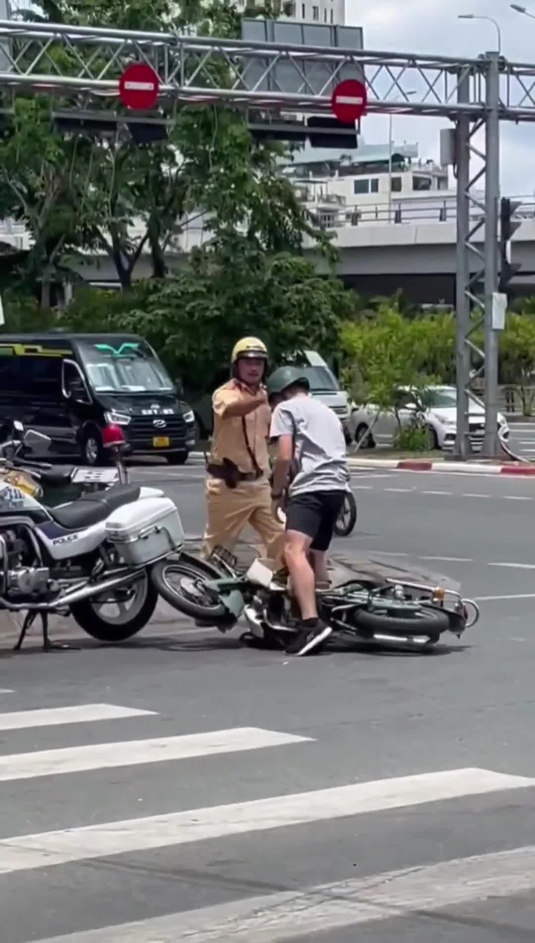 An ninh - Hình sự - Đang xác minh clip người mặc cảnh phục CSGT khống chế và đạp vào người đi xe máy ở Tp.HCM (Hình 2).