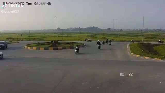 Video - Clip: Kinh hoàng cảnh nam thanh niên bị ô tô húc bay tại vòng xuyến