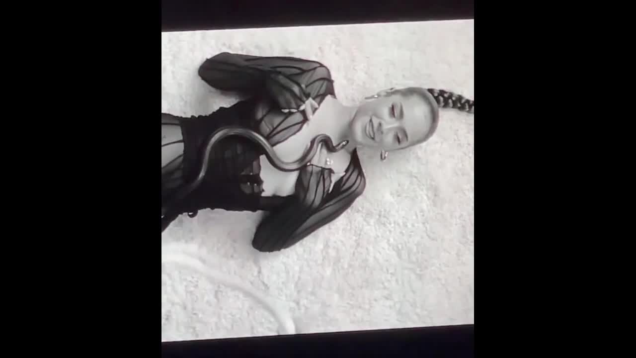 Video - Clip: Nữ ca sĩ bất ngờ bị rắn cắn trúng mặt khi quay MV